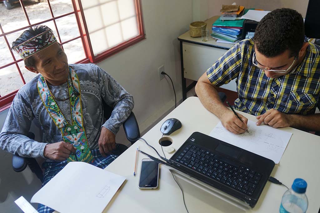 Edílson Katukina e Billy Fequis (CPI-Acre) elaborando protótipo para monitoramento de uso tradicional da terra. Foto: Carolina Comandulli